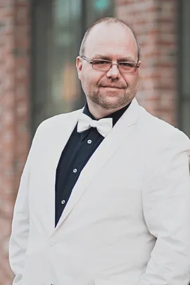 The portrait photo of Dr. Roman Placzek, CEO